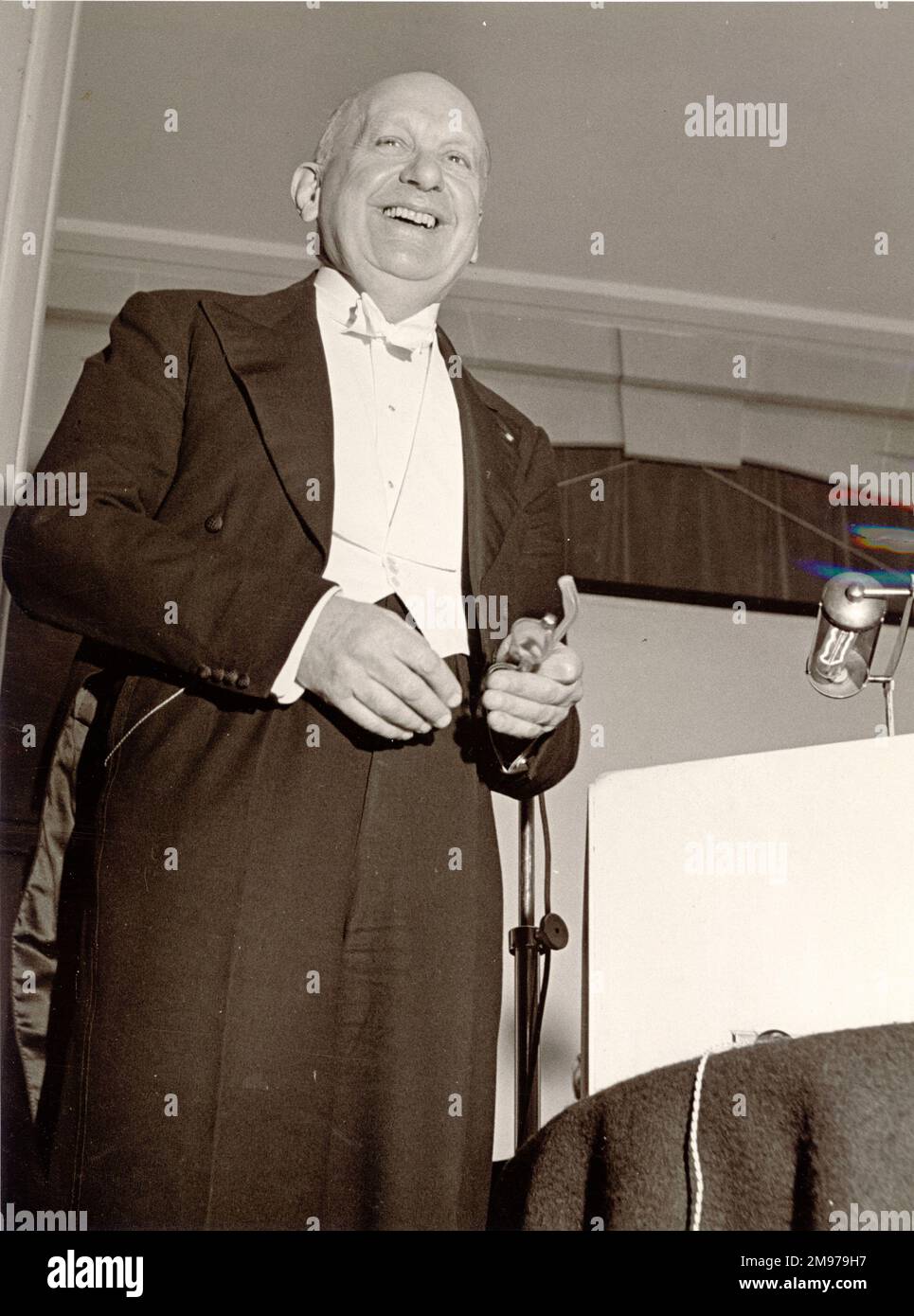 Sir Frederick Handley page, CBE, FRAeS, 1885-1962, Président de Raes 1945-1947, Au dîner après la conférence Louis Blériot à Paris, le 4 mai 1950. Banque D'Images