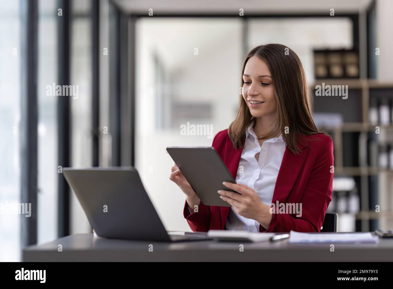 Portrait d'une femme d'affaires prospère utilisant une tablette numérique dans un bureau d'entreprise Banque D'Images