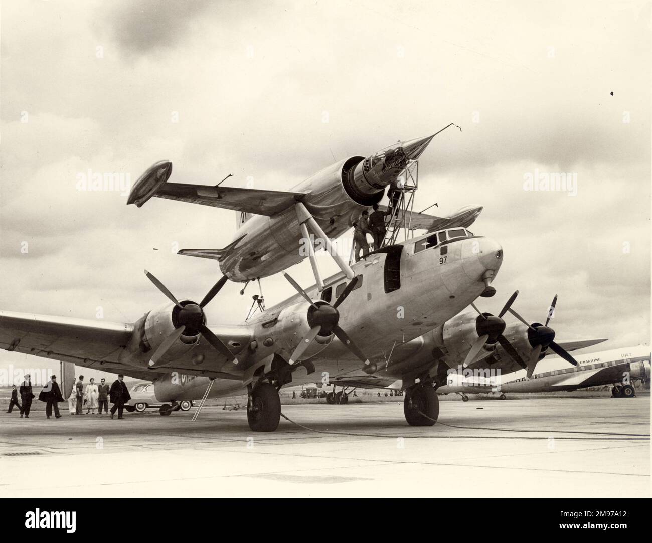 Leduc O-10 avion de recherche à jet ramjet sur un avion de transport Sud-est SE161 Languedoc. Banque D'Images