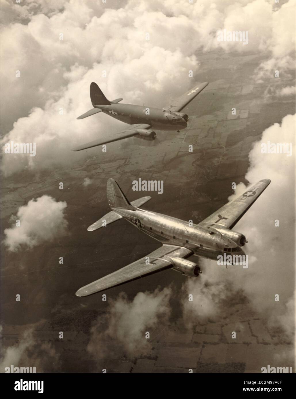 Deux Curtiss C-46A-CU Commandos, 42-96803 et 42-96784. vers 1944. Banque D'Images