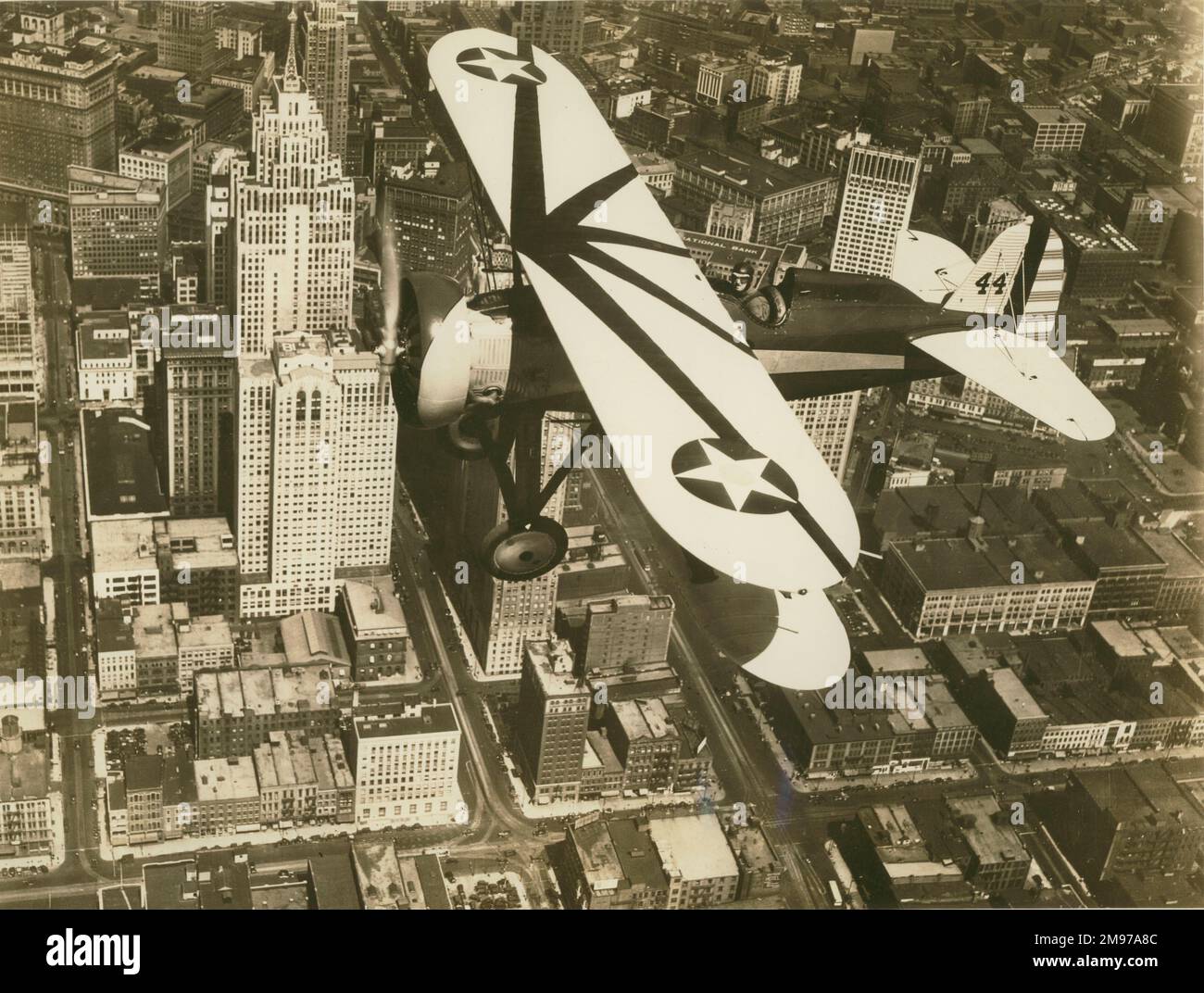 Boeing P-12 du 27th Pursuit Squadron, Selfridge Field (Michigan), au-dessus du secteur d'activité de Detroit. Banque D'Images