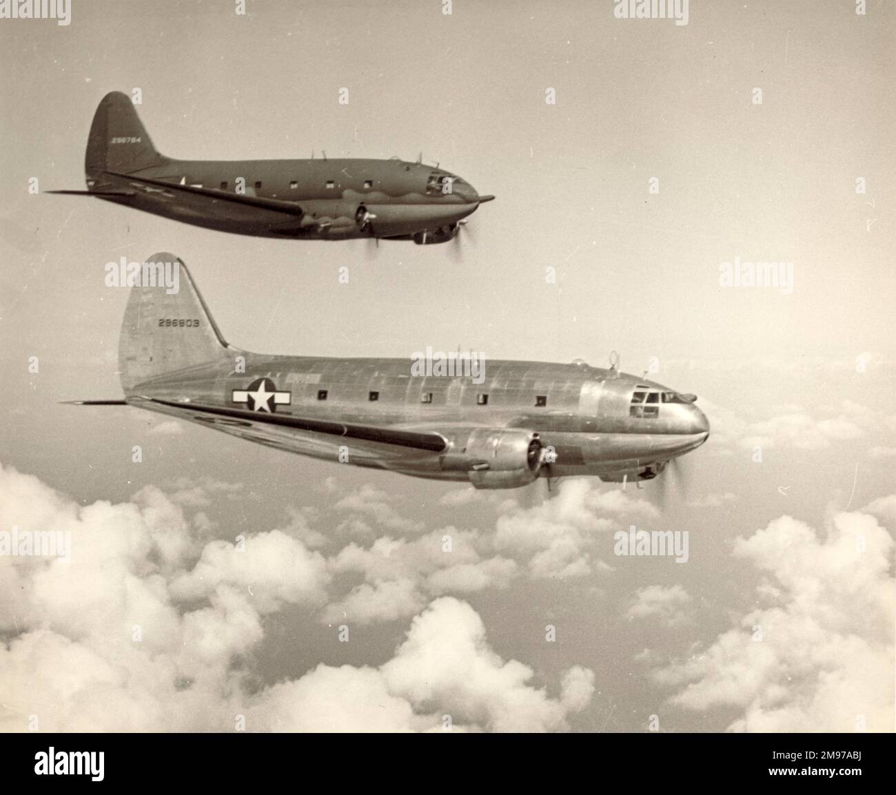 Deux Curtiss C-46A-CU Commandos, 42-96803 et 42-96784. vers 1944. Banque D'Images