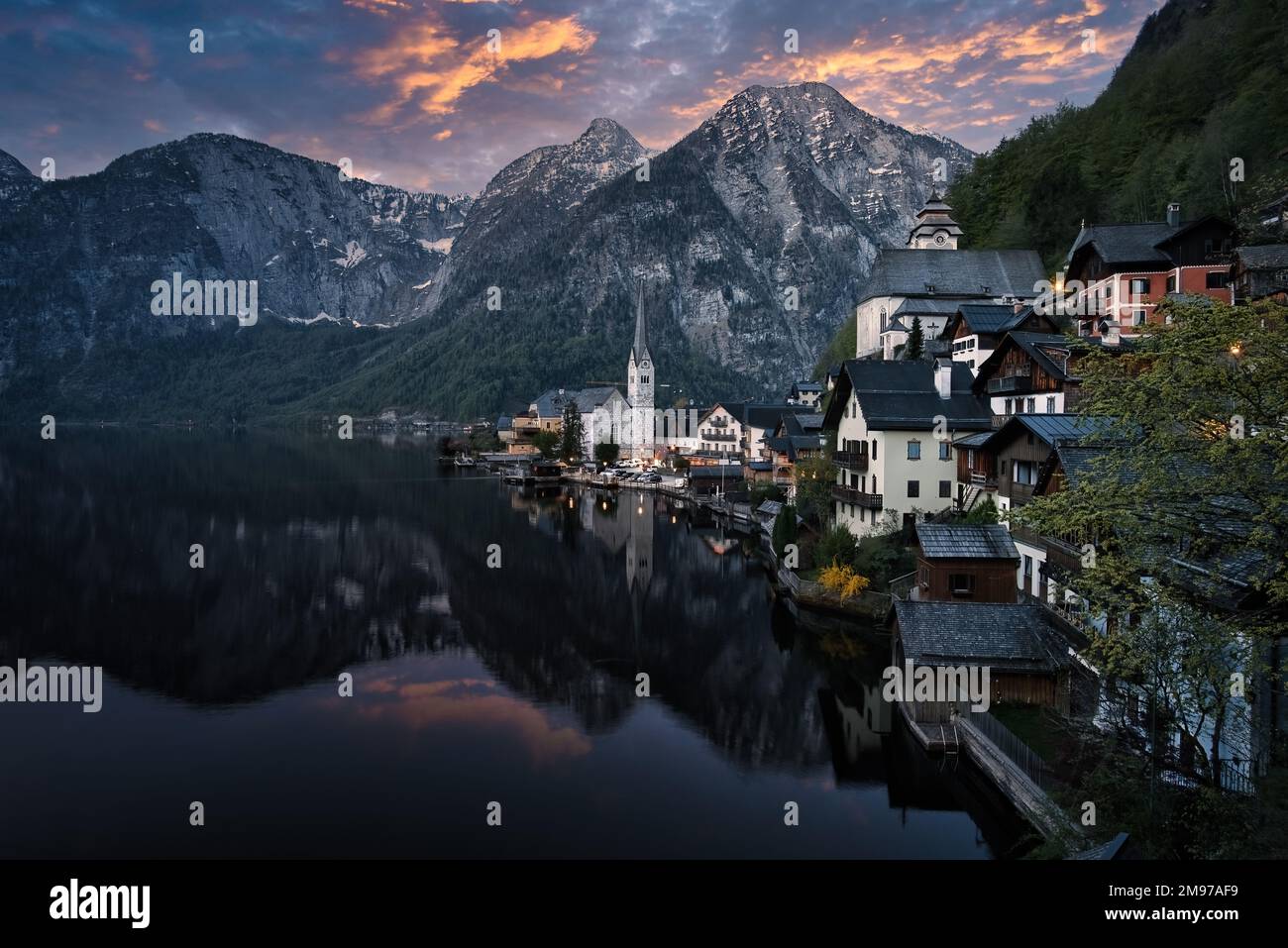 Vue pittoresque de carte postale sur le célèbre village de montagne Hallstatt dans les Alpes autrichiennes au beau coucher du soleil au printemps, région de Salzkammergut, Hall Banque D'Images