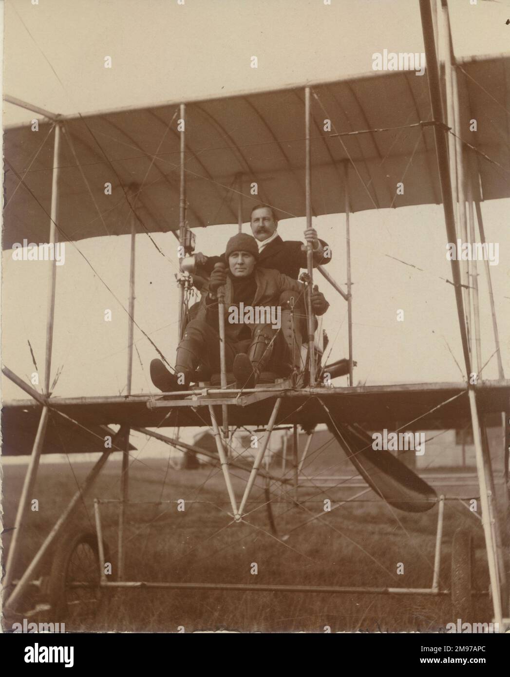 Frank McClean dans son court NO3 avec son premier passager, le Dr William J.S. Lockyer, à Eastchurch, le 22 octobre 1910. Banque D'Images