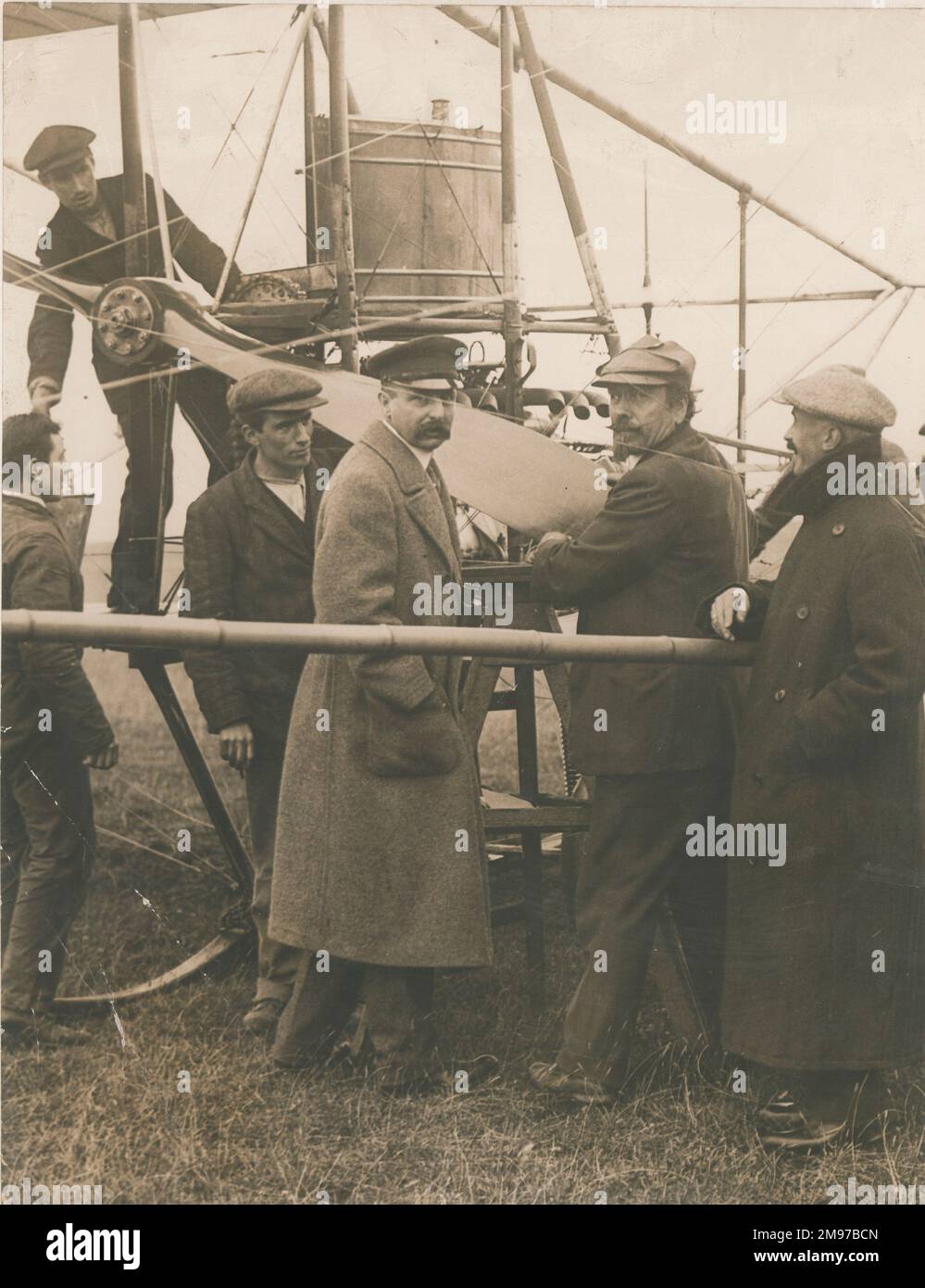 Samuel Cody parle à Louis Blériot. Banque D'Images