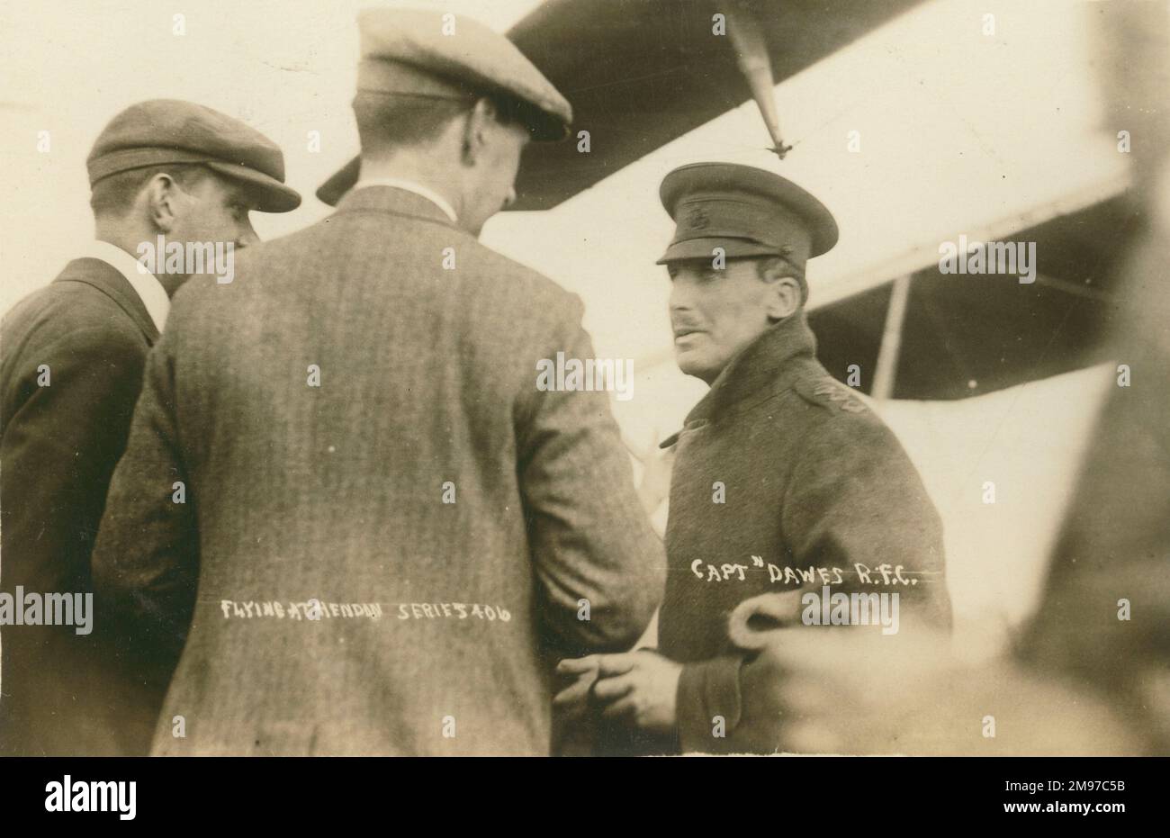Capt (plus tard Lt-col) George William Patrick Dawes (25 janvier 1881 au 17 mars 1960) Du Royal Berkshire Regiment a été le premier officier de service de l’Armée britannique à recevoir un certificat de pilote en Angleterre lorsqu’il a reçu le certificat No17 pour qualification sur un monoplan Humber à Wolverhampton le 26 juillet 1910. Il a ensuite servi avec la RFC en WW1 et avec la RAF en WW2. Banque D'Images