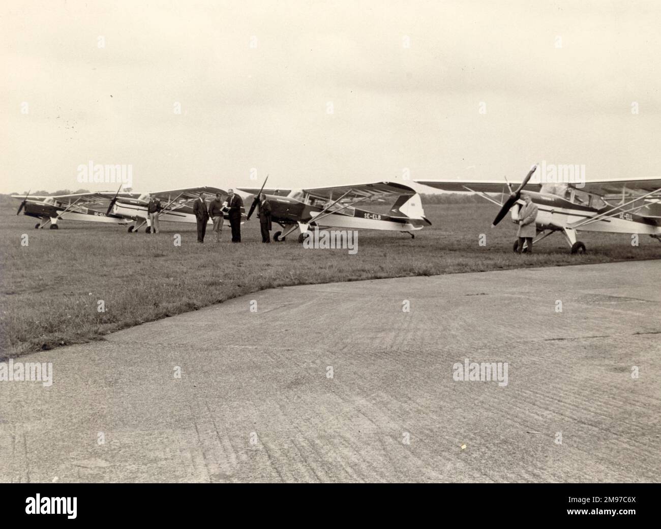 Deux Beagle A61 Terrier 1s, se-ELL et se-EL? Et deux Tugmasters pour un vol de livraison en Suède. 1964. Banque D'Images