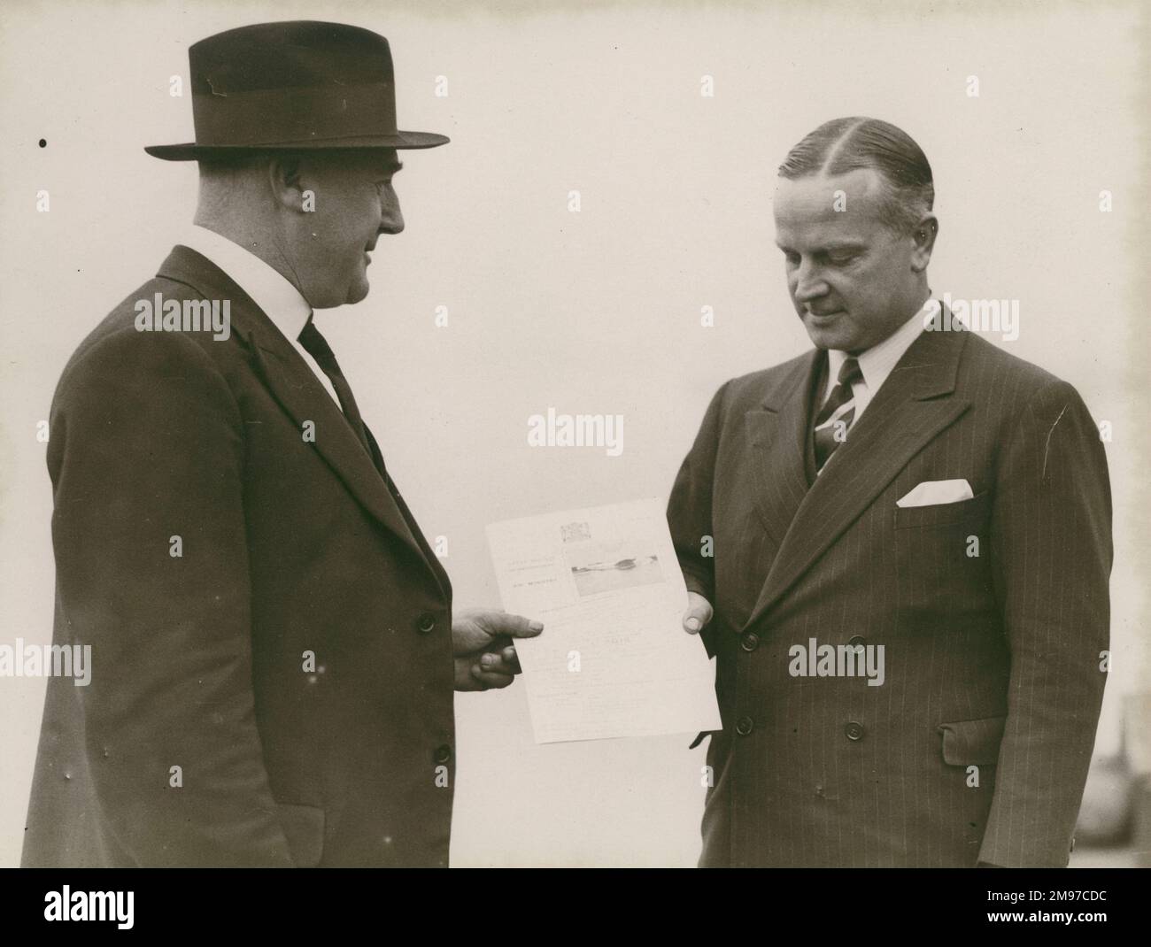 Le major Herbert George Brackley, Superintendant, Imperial Airways, à droite, reçoit le certificat de navigabilité de Canopus d'un fonctionnaire du ministère de l'Air en octobre 1936 avant son départ pour la Méditerranée. Banque D'Images