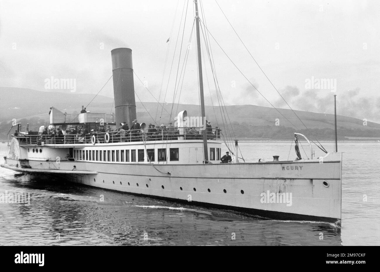 Le bateau à aubes Clyde 'Mercury' approche d'une jetée dans l'ouest de l'Écosse en août 1913 Banque D'Images