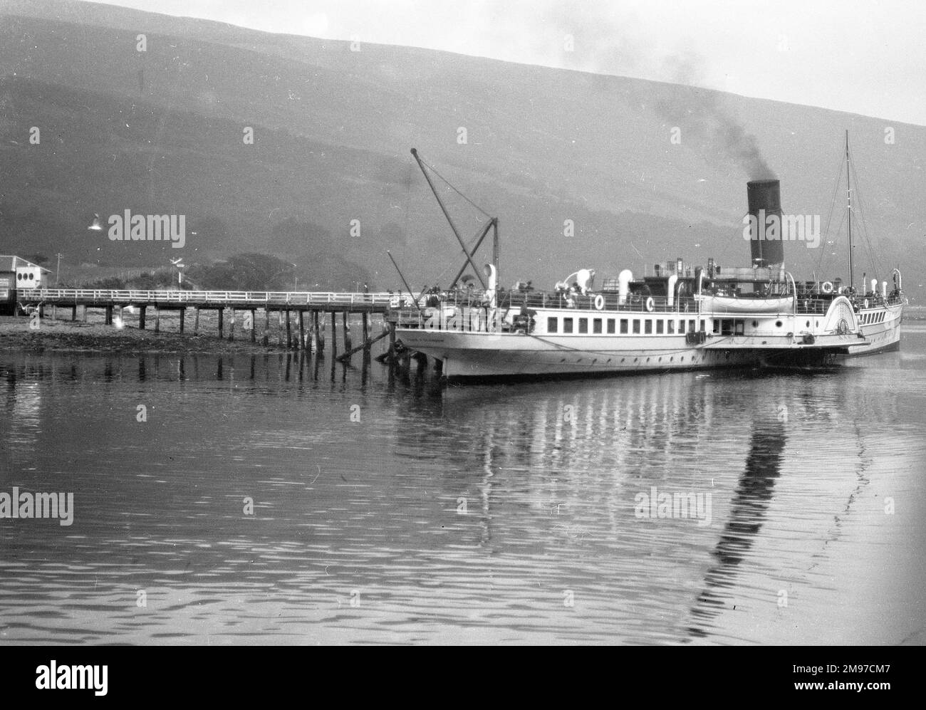Le bateau à aubes Clyde, probablement le « Mercury », s'est amarré à une jetée pour prendre des passagers dans l'ouest de l'Écosse à l'été 1913 Banque D'Images