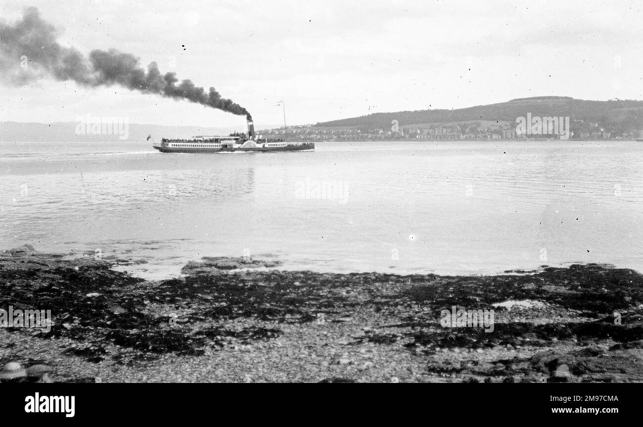 Cuiseur vapeur noir sur le Clyde à vapeur à l'été 1913 Banque D'Images