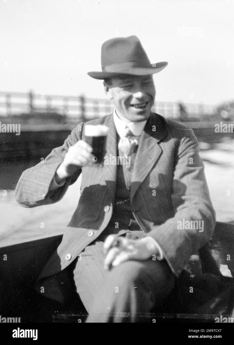 Homme édouardien en bateau avec bière - emplacement inconnu, mais montrant que les choses simples dans la vie ne changent jamais Banque D'Images