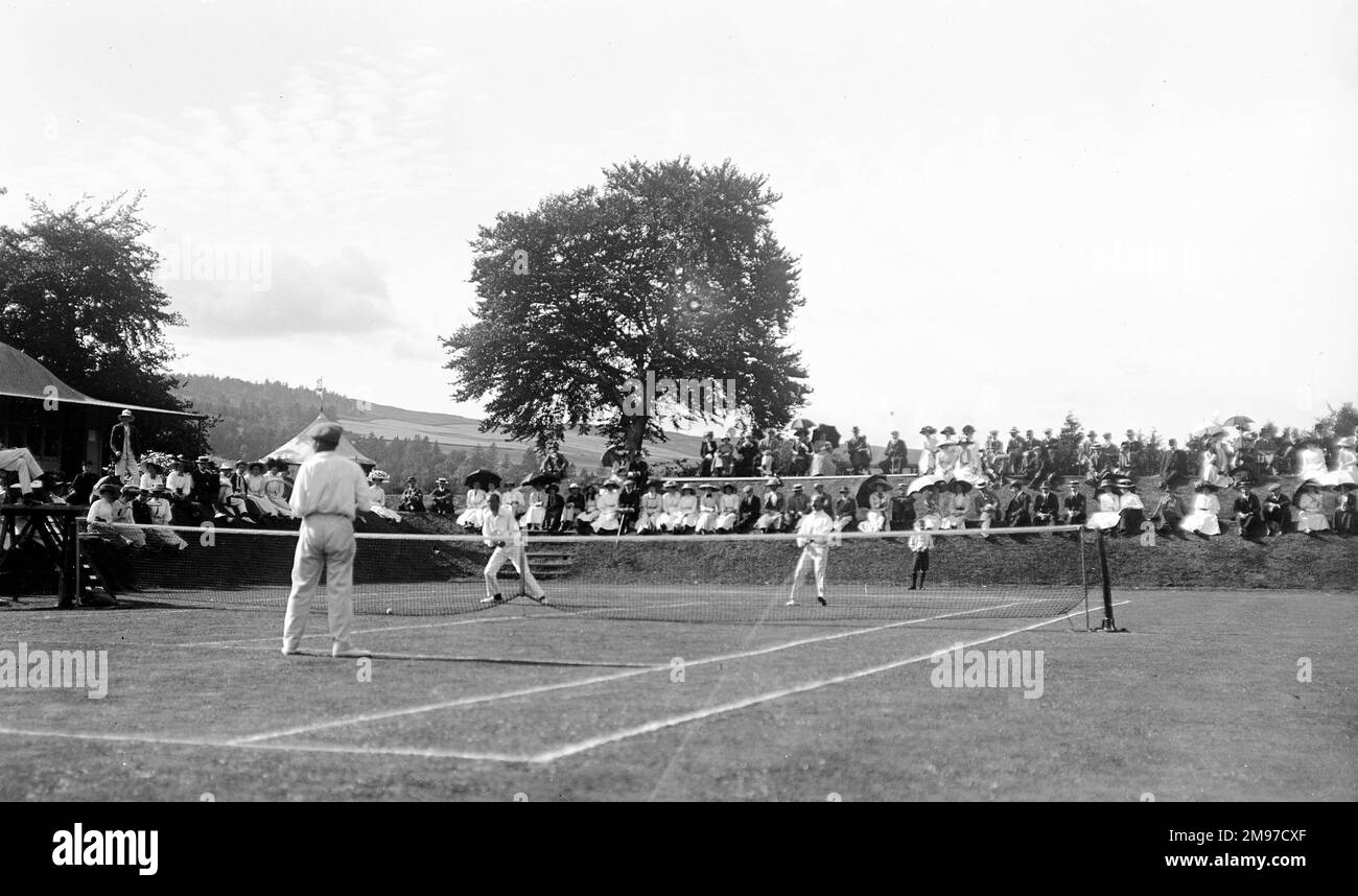 Match de tennis édouardien montrant le public et une quantité surprenante d'action étant donné les limites de l'équipement photographique de l'époque Banque D'Images
