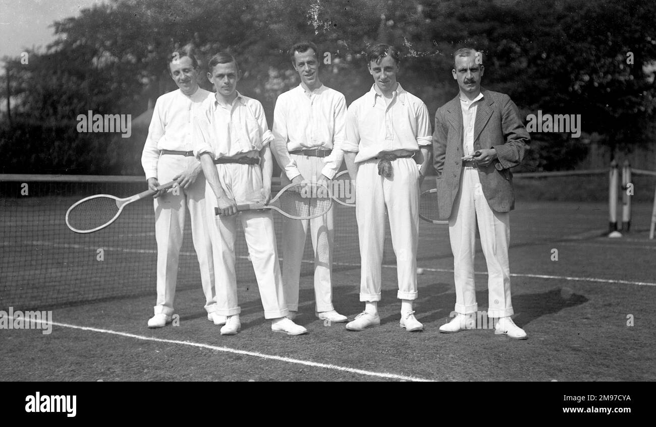 Cinq hommes blancs de tennis croyaient être au club de tennis de Moorfield, Stockport. Un excellent affichage de 1913 vêtements de sport Banque D'Images