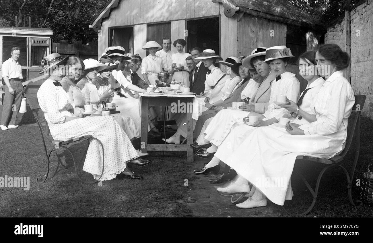 Groupe ayant le thé au tournoi de tennis, Club de tennis de Moorfield, Stockport. Une image de raffinement et de calme, un peu moins d'un an avant le début de la première Guerre mondiale - cela représente une marque d'eau élevée de la vie anglaise. Banque D'Images