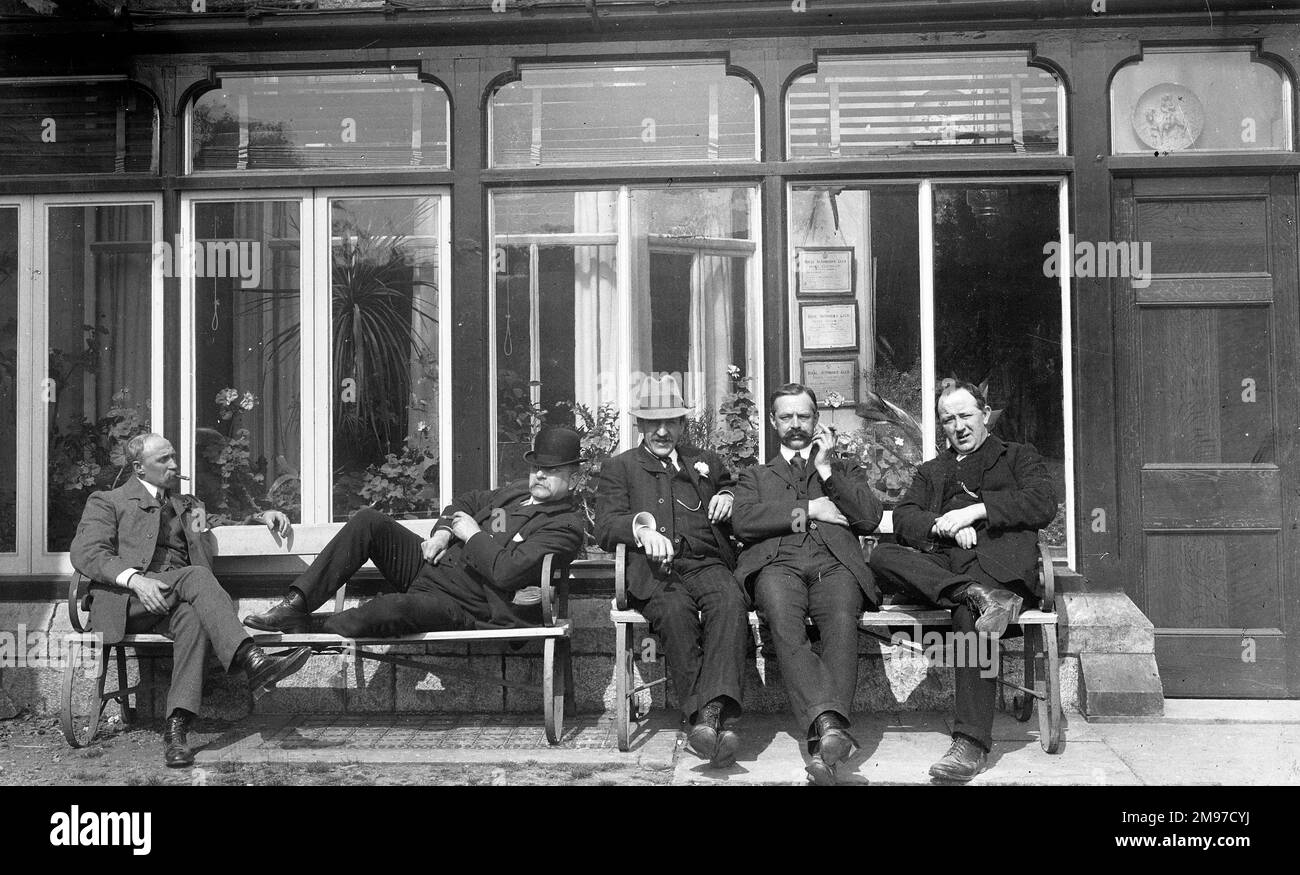 Cinq hommes se détendant sur un banc au club de tennis de Moorfield, 1913. Malgré les vêtements formels, les hommes sur la photo sont évidemment très détendus et informels. Banque D'Images
