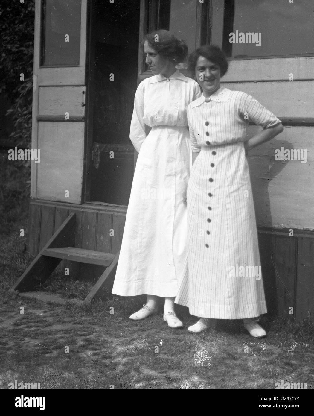 Deux dames au tournoi de tennis à l'extérieur des bâtiments du Moorfield Tenis Club, Stockport Banque D'Images