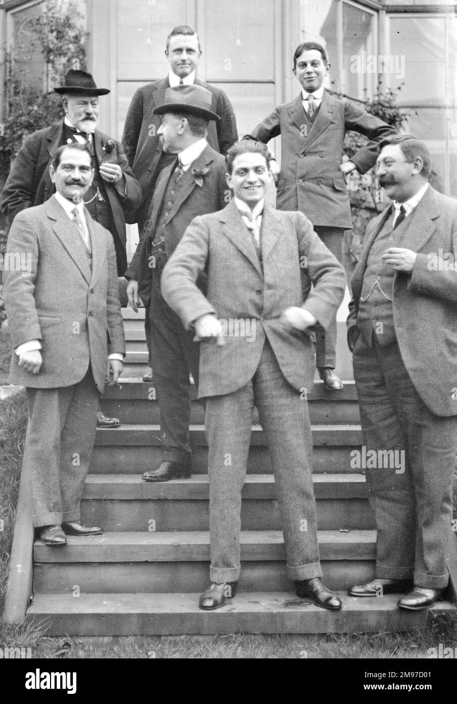 Groupe d'hommes sur les marches de la maison à Offerton Lane, Stockport. À gauche se trouve William John Batersby, fondateur de la compagnie de fabrication de chapeaux, à l'arrière centre est son fils Walter, à droite est un autre fils Charles Harold, et au centre son fils aîné William Norfolk. Banque D'Images