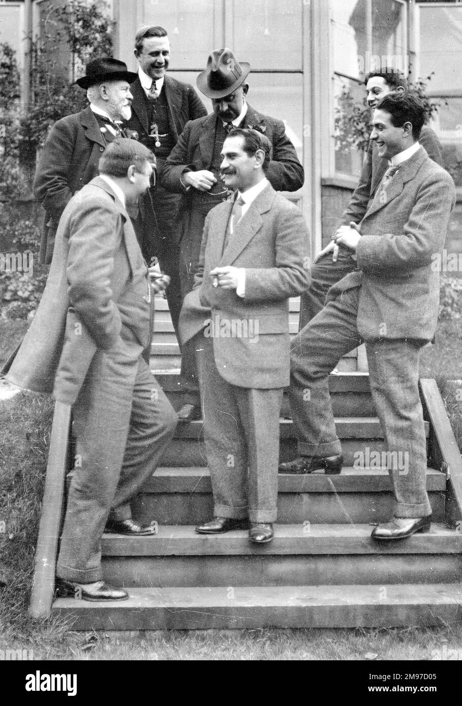 Groupe sur les marches à la maison à Offerton Lane, Stockport. Les quatre à gauche sont membres de la famille Battersby hatmaking de Stockport, les trois autres sont probablement des associés d'affaires de France. Banque D'Images