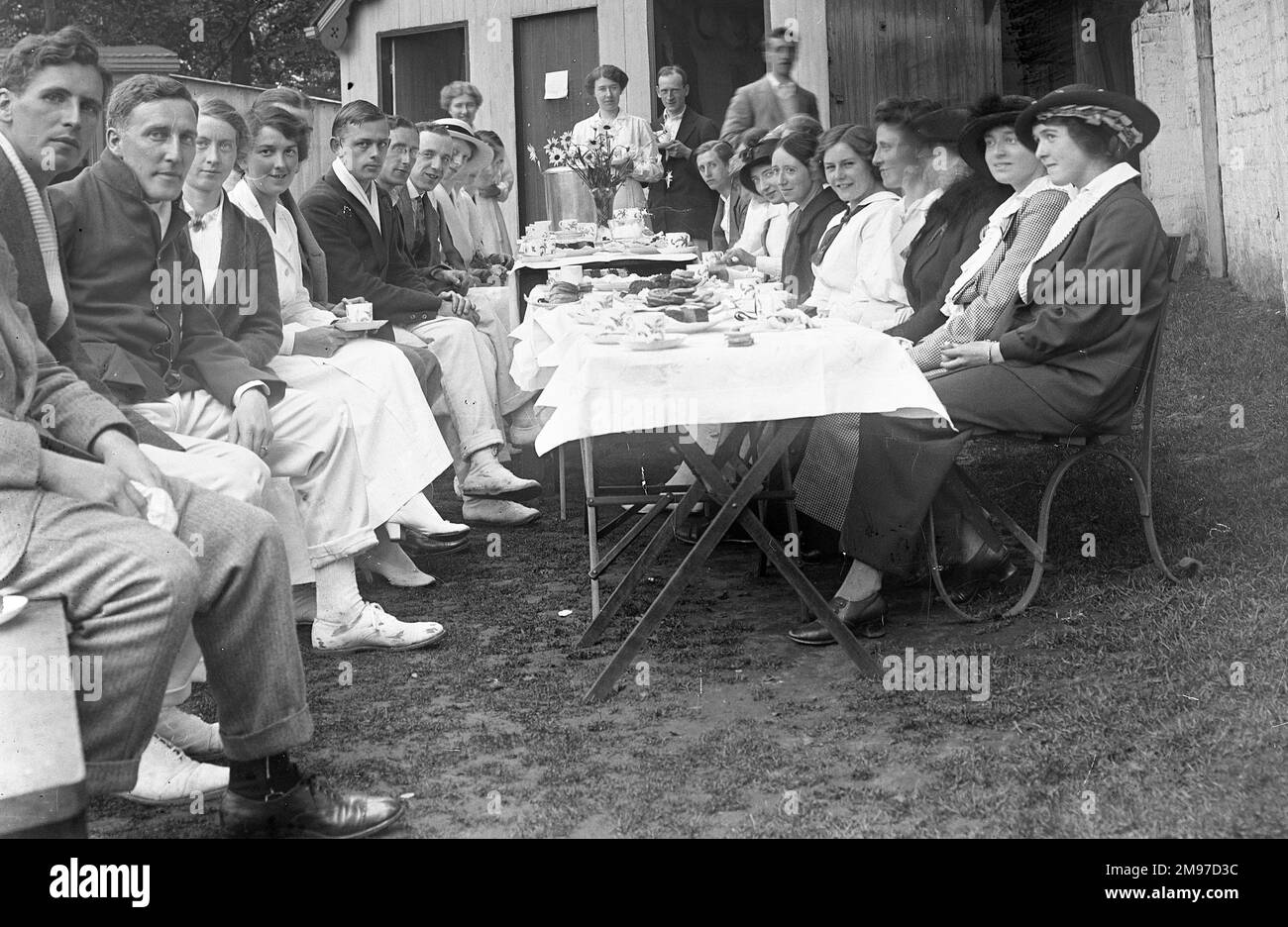 Groupe de thé au tournoi de tennis au club de tennis de Moorfield, Stockport. Une photographie de groupe officielle qui dévaste le style et qui est poignante étant donné ce que la tragédie en attendait tant que la première Guerre mondiale a éclaté un an plus tard. Banque D'Images