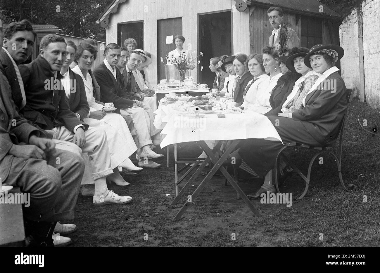 Groupe de thé au tournoi de tennis au club de tennis de Moorfield, Stockport. Une photographie de groupe formelle avec un grand style, et aussi une grande poignancy étant donné ce que la tragédie attendait tant d'entre eux que la première Guerre mondiale a éclaté juste un an plus tard. Banque D'Images