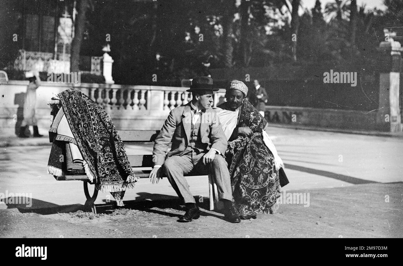 Vendeur de tapis et client à l'extérieur de l'hôtel Gray d'Albion, Cannes. L'hôtel est toujours là, le vendeur de tapis n'est probablement pas là. Banque D'Images