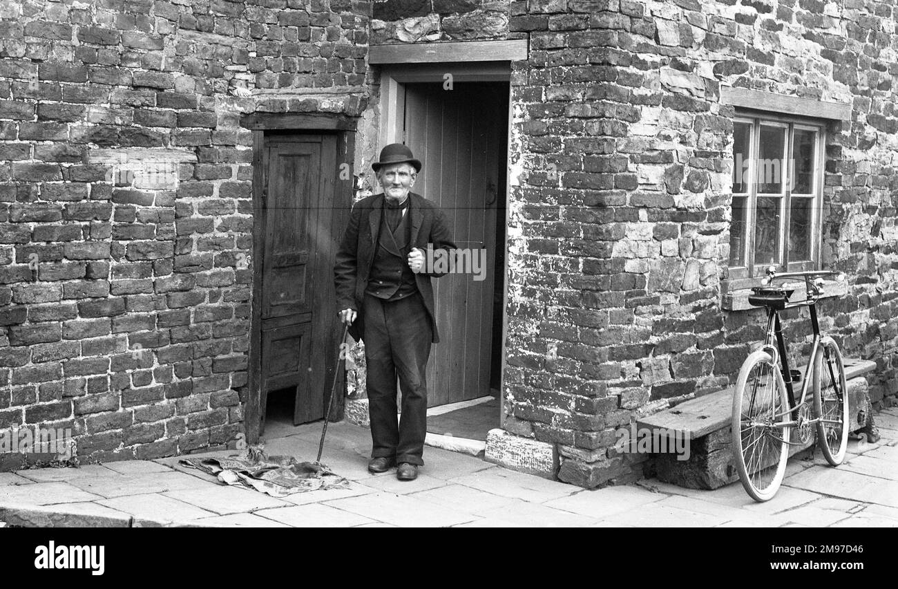 Vieil homme à l'extérieur de la maison, identifié comme William Leigh - un grès - dans sa maison à Styperstone près d'Adlington dans le nord-est du Cheshire. Banque D'Images