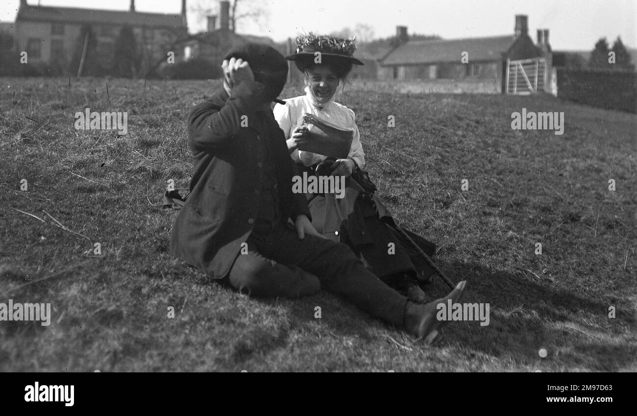 Identifiée par le photographe comme étant prise à Alport dans le Peak District de Derbyshire, la femme porte le nom d'E. Bramwell, qui serait Ellen Bramwell, fille d'une maîtresse locale près de Bakewell. L'homme est George Barnshaw, un employé de l'usine de chapeau de Battersby à Stockport où le photogrpaher était directeur. Banque D'Images