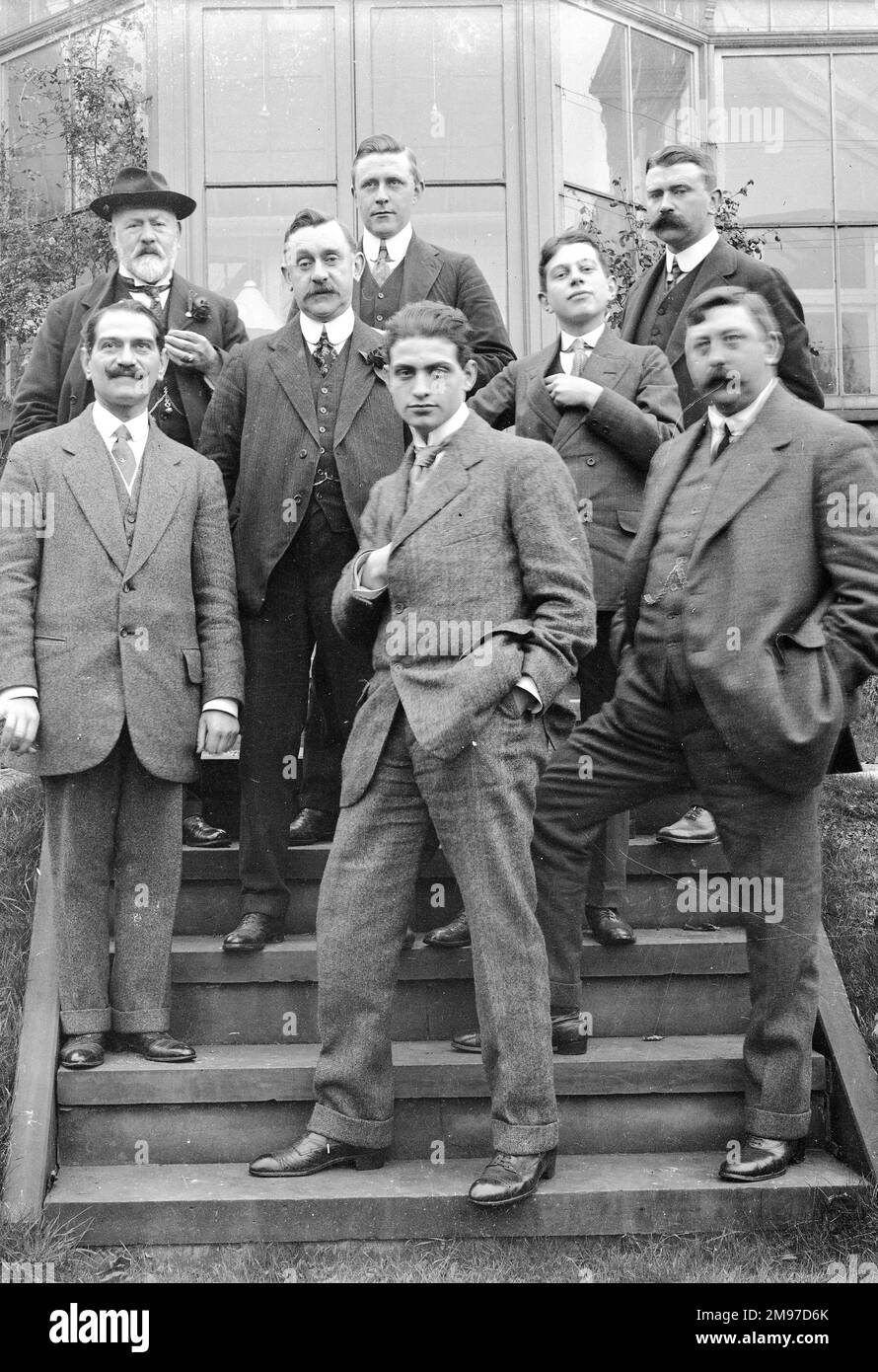 Groupe d'hommes édouardiens sur les marches de jardin à Stockport, composé de menteurs de la famille Battersby hatmaking et ce qui sont considérés comme des associés d'affaires français Banque D'Images