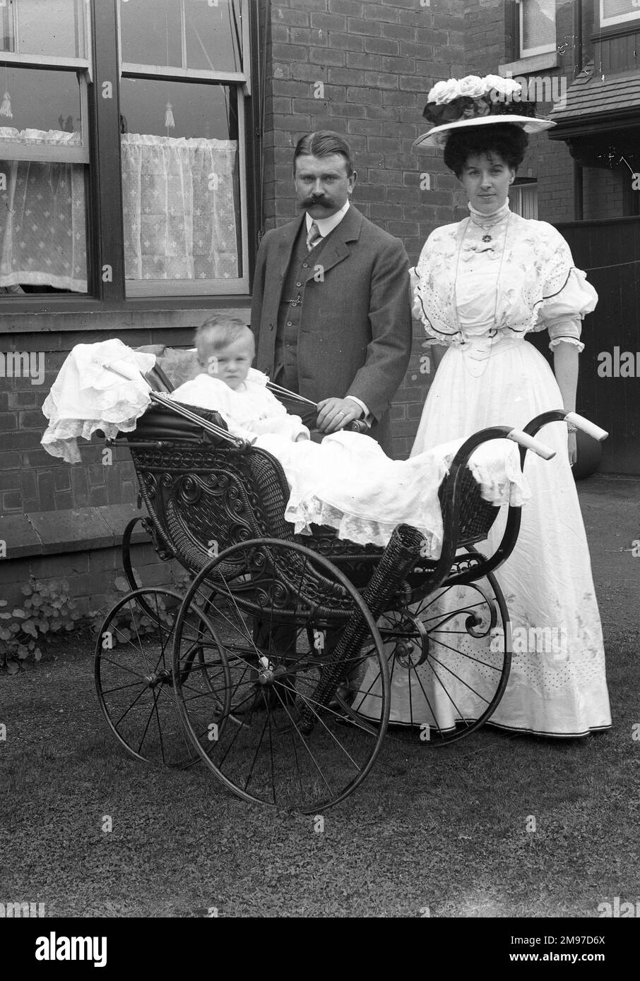 James Johnson Battersby, son épouse Nancy et son fils James devant leur maison 'Dunluce', Stockport 1909. Le pram est probablement un haut-de-gamme pour la période - notez le porte-parapluie! Banque D'Images