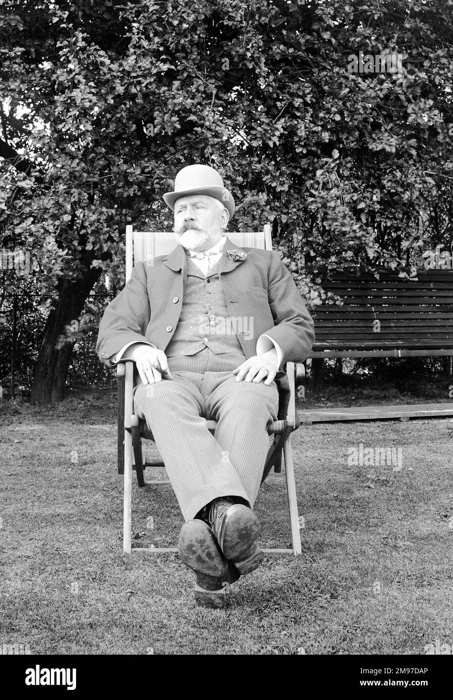 Edwardian Gentleman William John Battersby, fabricant de chapeaux de Stockport, se détend dans son jardin à Strathclyde, Offerton Lane, Stockport. Ici, âgé de 67 ans, il est sans doute à la hauteur de son succès. Banque D'Images