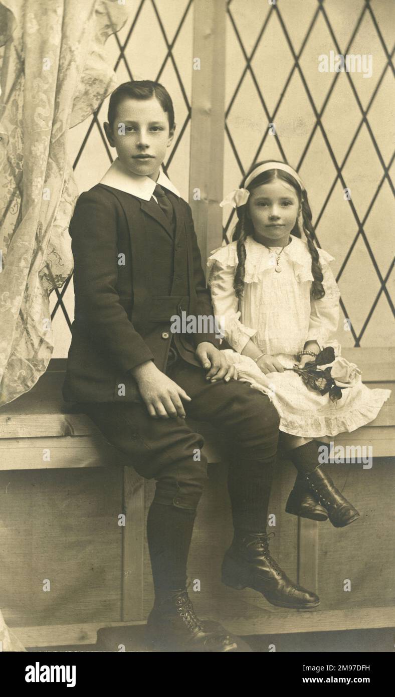 Un frère et une sœur posent pour la caméra dans leur finery. Banque D'Images