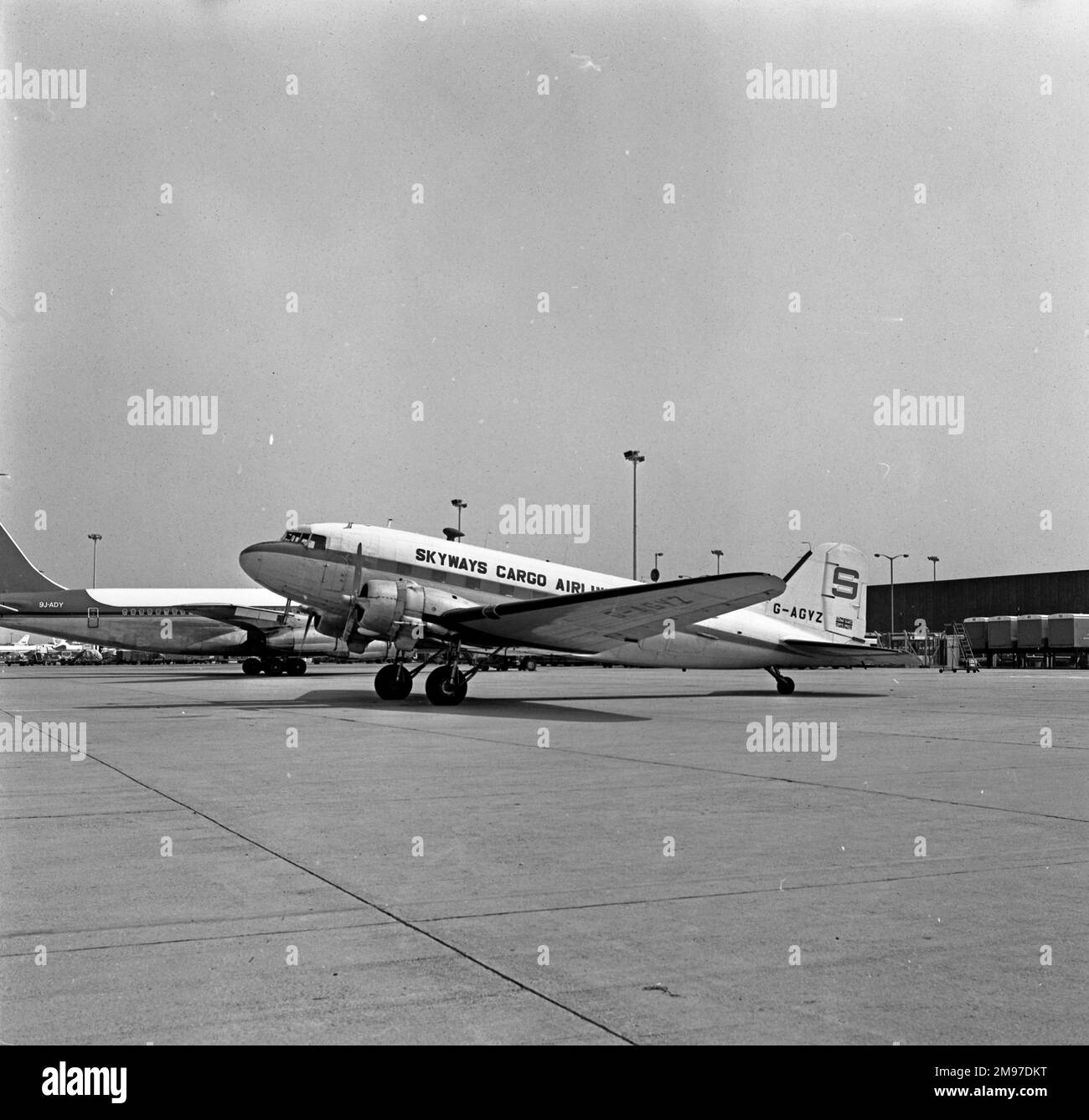 Douglas DC-3 G-AGYZ de Skyways Cargo Airlines en septembre 1975 Banque D'Images