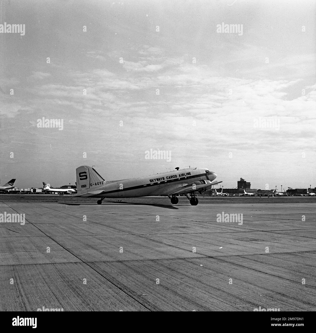 Douglas DC-3 G-AGYZ de Skyways Cargo Airlines en septembre 1975 Banque D'Images