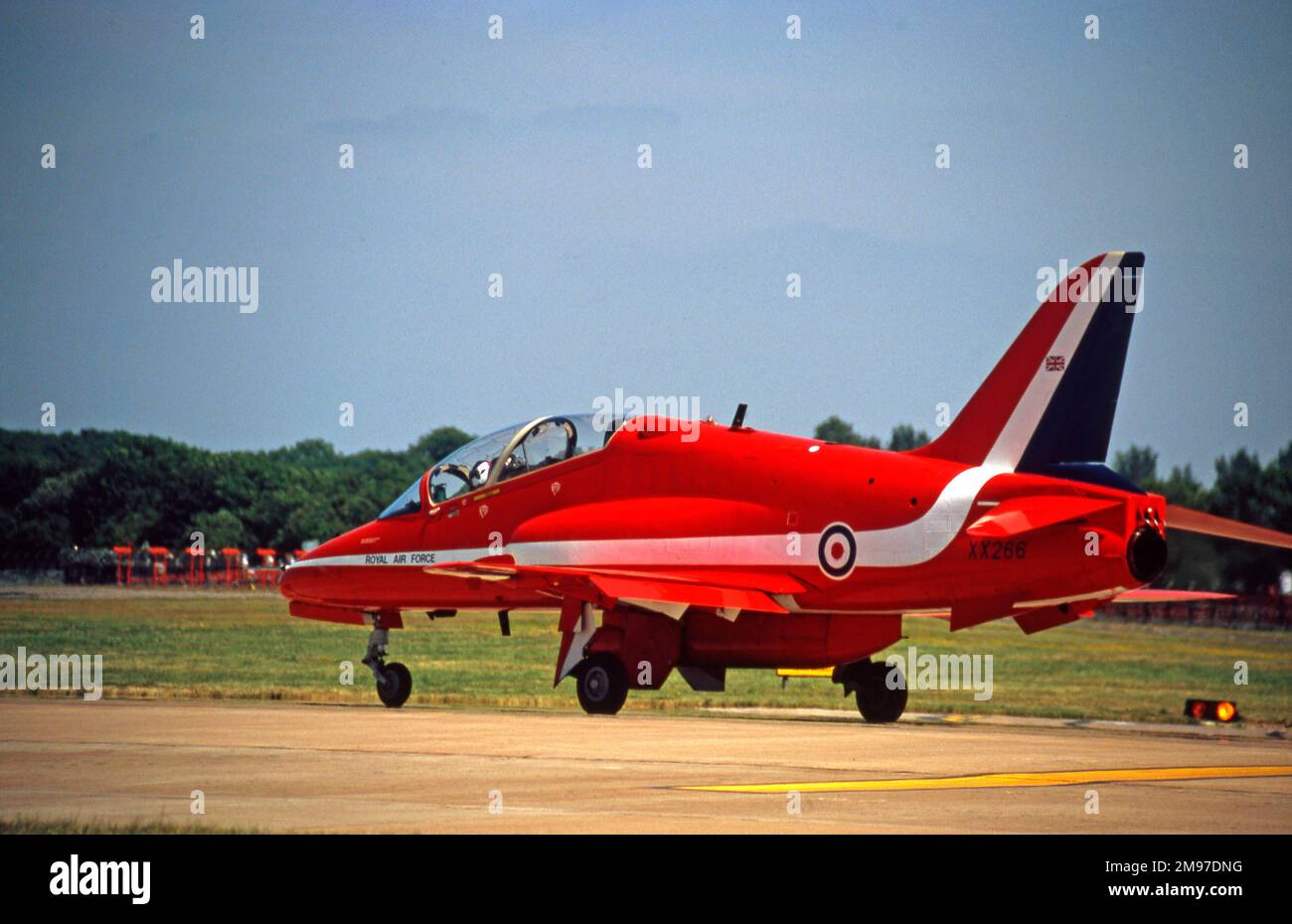 RALAT RAF Red Arches BAe Systems Hawks taxy pour exposition à Fairford en juillet 2005. XX266 a été avec les flèches rouges depuis qu'ils ont converti en Hawks en 1979 Banque D'Images