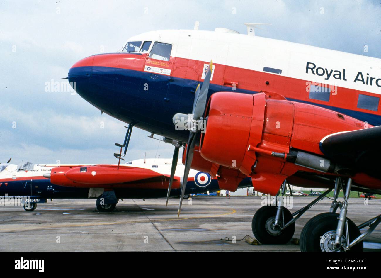 Gros plan du nez de Douglas Dakota IV ZA947 de l'établissement Royal Aircraft (aujourd'hui BBMF) en 1990 Banque D'Images