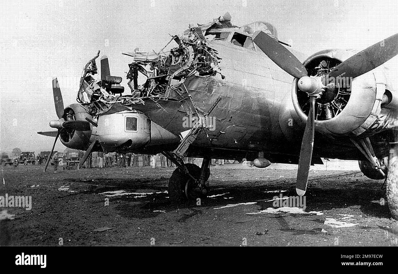 Boeing B-17G Forteresse à son retour en Angleterre après avoir frappé au-dessus de Cologne 1 crewman tué. Banque D'Images