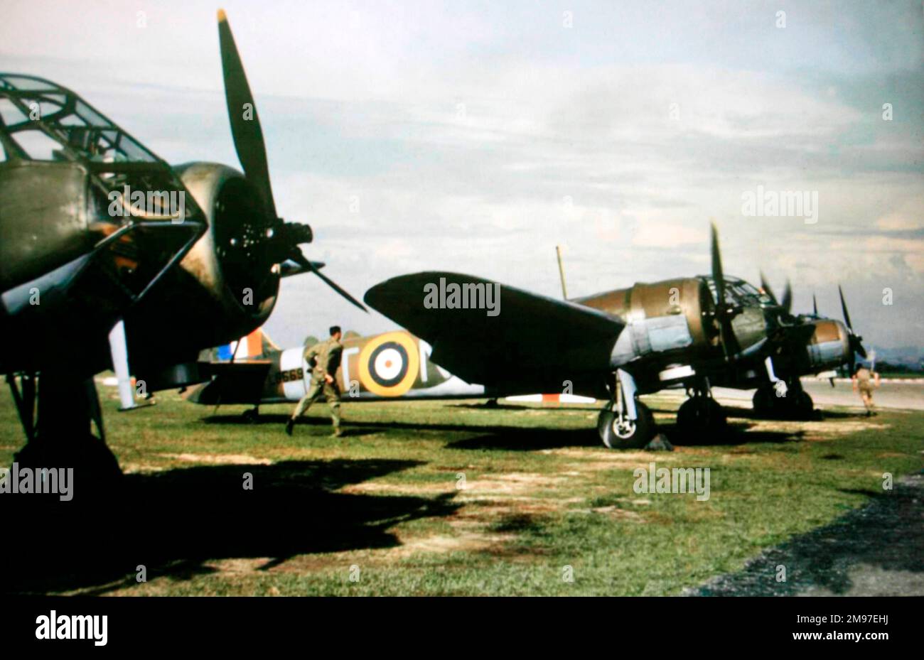 Bristol 142M Blenheim IF trio (running-up), Singapour, avril 1941 ces combattants Blenhiem basés en extrême-Orient n'ont pas de radar. Banque D'Images