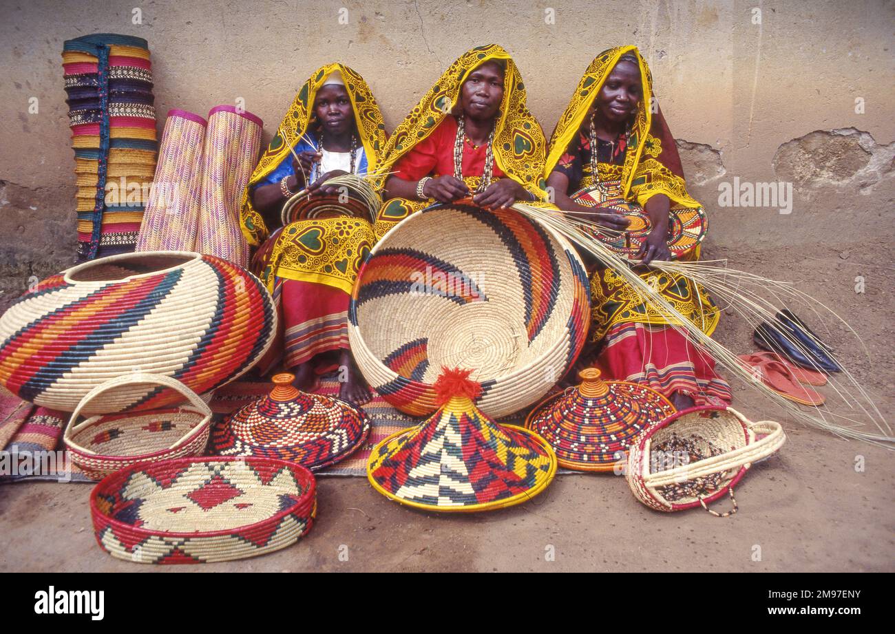 Ouganda, Kampala; femmes tissage de paniers traditionnels. Banque D'Images