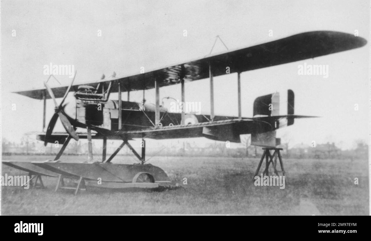 Fairey Campania, un hydravion de reconnaissance ou un hydravion-patrouille côtière de deux places, qui est entré en production au début de 1917. Il a été monté sur un chariot à roues pour le décollage du pont de vol d'un navire. Vu ici est la première Campanie, numéro de série N 1000, unique en ayant une petite ailette et des gaz d'échappement moteur qui ont traversé le bord d'attaque de l'aile supérieure. Banque D'Images