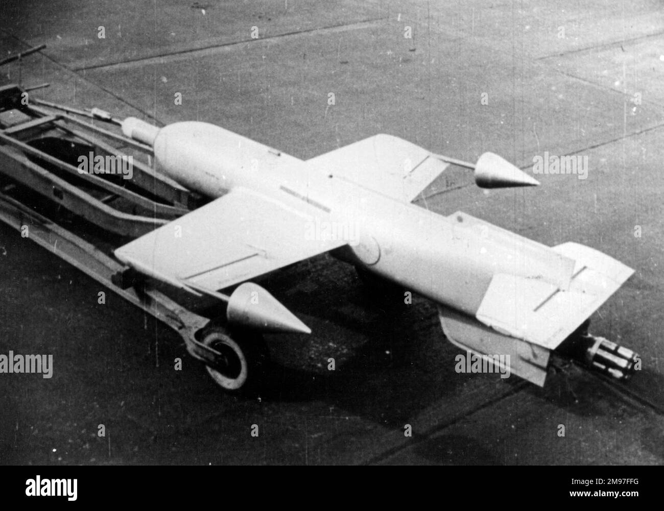 Henschel HS 293 - vu sur un chariot de manutention, il s'agissait du premier missile anti-navire à air de production au monde. Banque D'Images