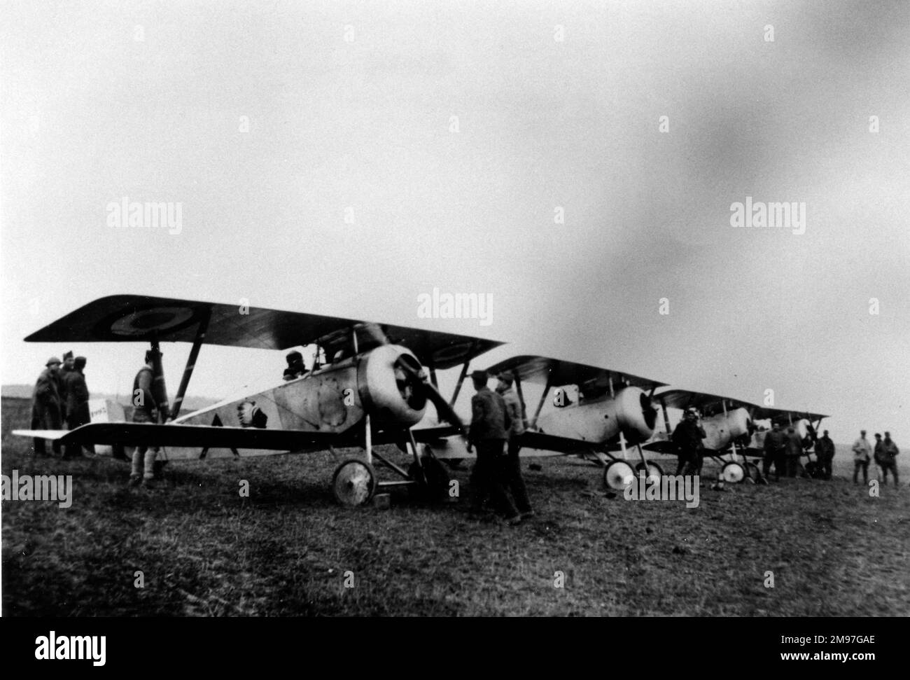 Quatre Nieuport 17s des N124 Escadrille Lafayette français, formés de pilotes volontaires américains commandés par les Français. L'escadron a été formé en avril 1916 et a été transféré au contrôle des États-Unis en février 1918 pour devenir le 103rd Escadron aérodynamique. L'emblème Indian Head de l'escadron est peint sur le côté de la machine la plus proche. Banque D'Images
