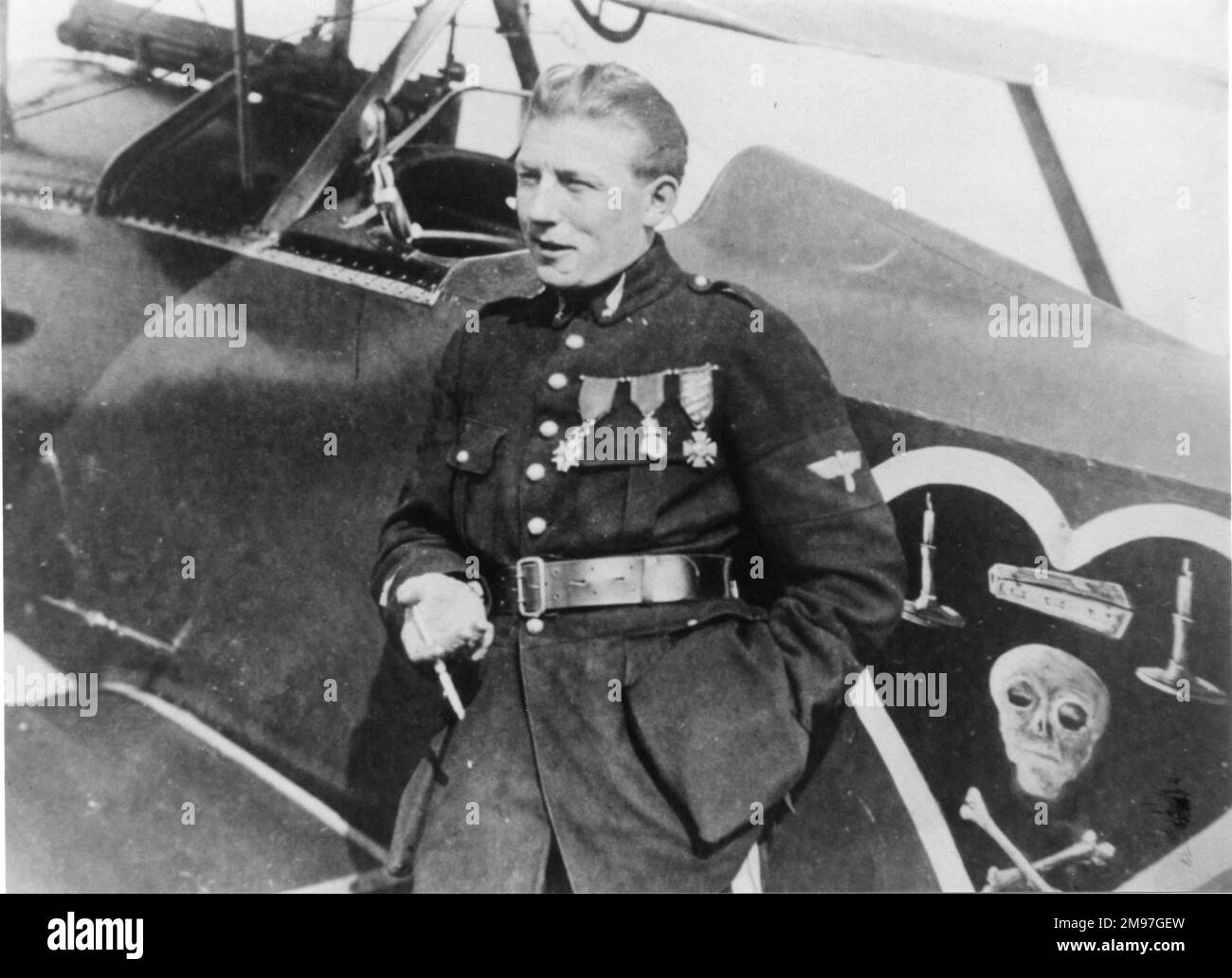 Charles Eugene Jules Marie Nungesser (1892-?1927), pilote et chasseur français. Vu ici appuyé contre son Nieuport 23, portant son emblème personnel macabre, et avec trois médailles sur son uniforme. Banque D'Images