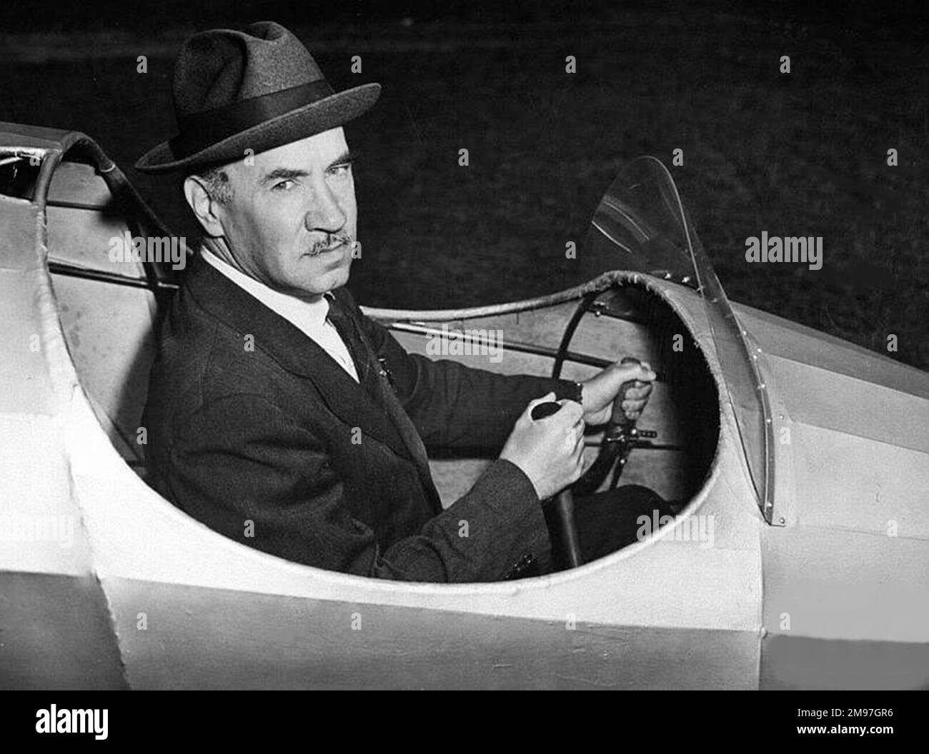 Igor Sikorsky, pilote et fabricant d'avions, vu ici dans le premier hélicoptère Sikorsky, le Vought-Sikorsky VS-300 (ou S-46). Banque D'Images Igor Sikorsky, pilote et fabricant d'avions, vu ici dans le premier hélicoptère Sikorsky, le Vought-Sikorsky VS-300 (ou S-46). Banque D'Images