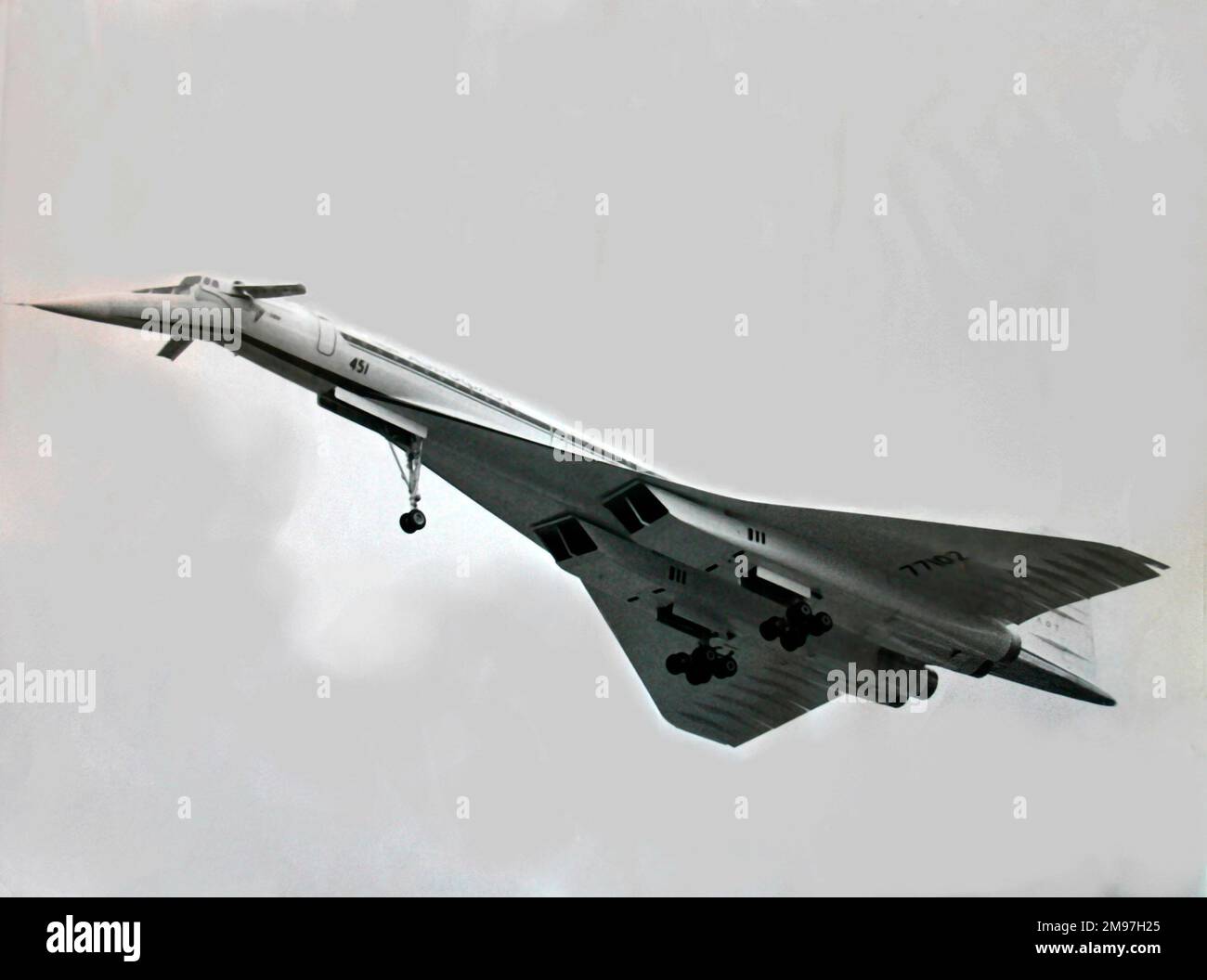 Tupolev Tu-144 (vue avant) en altitude. Banque D'Images