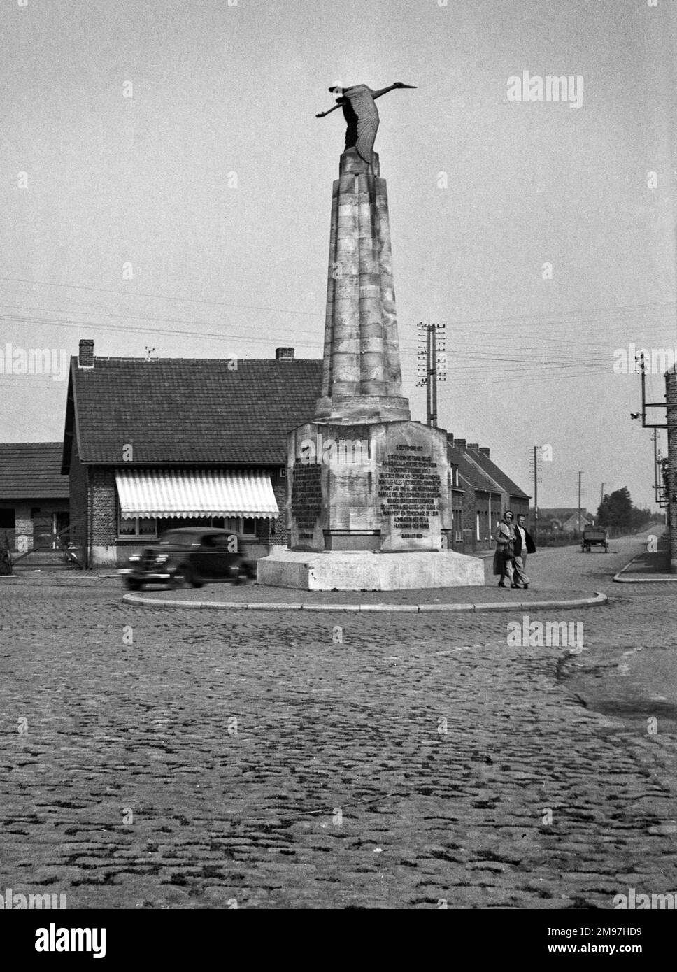 Place du village, Poelcapelle, Belgique, avec le mémorial du pilote de chasse français Georges Guynemer qui a été perdu en 1917. Banque D'Images