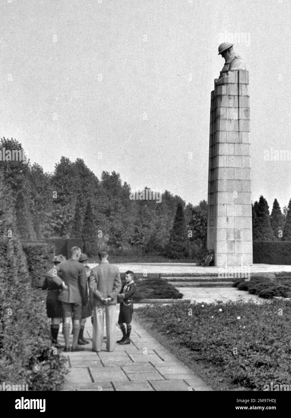 Le mémorial de guerre de St Julien, commémorant les soldats canadiens morts à la deuxième bataille d'Ypres, le 1915 avril. La sculpture au sommet est connue sous le nom de soldat couvant. Le mémorial se trouve à Langemark, en Belgique. Banque D'Images