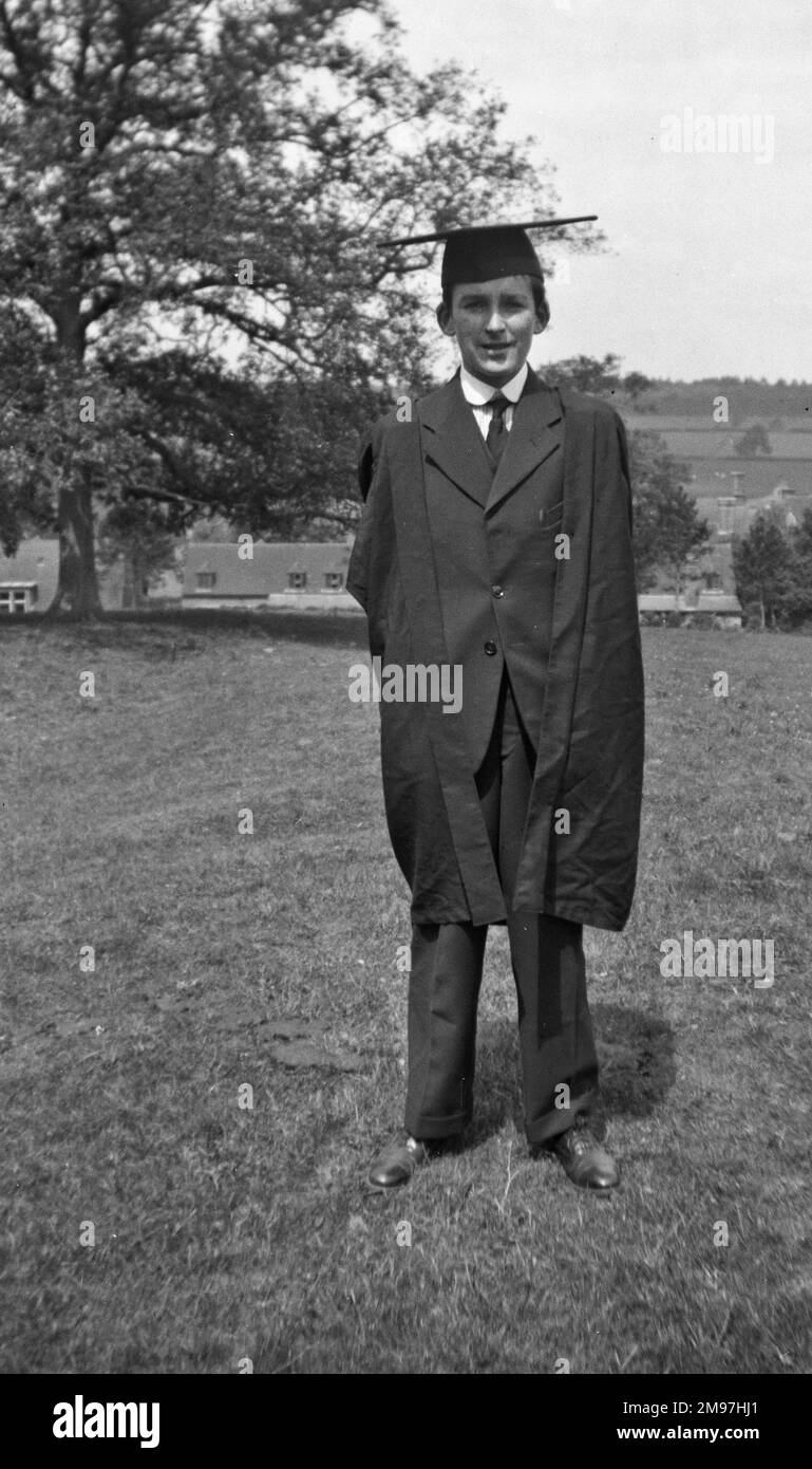 Premier cycle de Bradfield College, Berkshire, posant dans un domaine dans le mortier scolaire et la robe. Banque D'Images