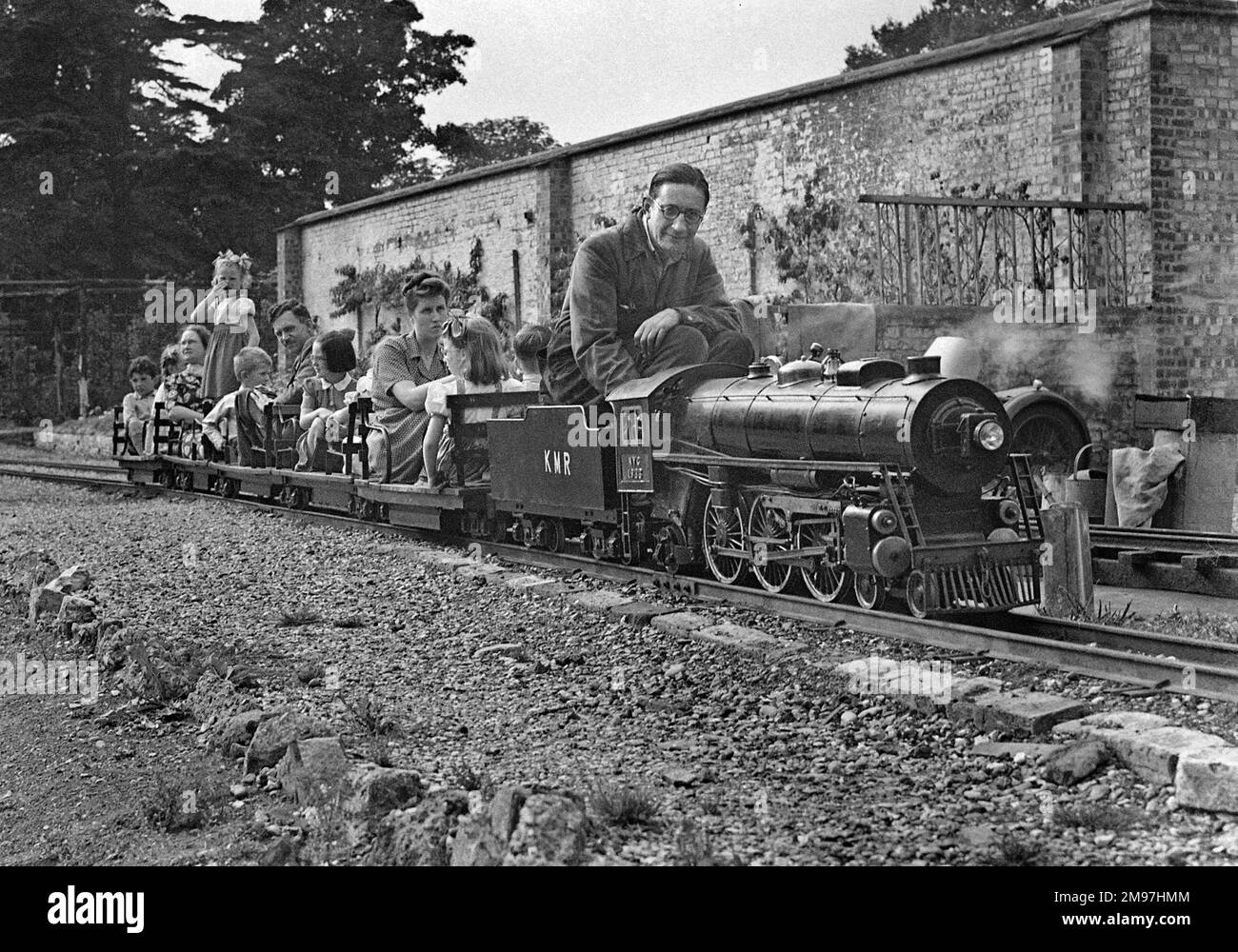 Personnes voyageant sur un train à vapeur miniature. Banque D'Images