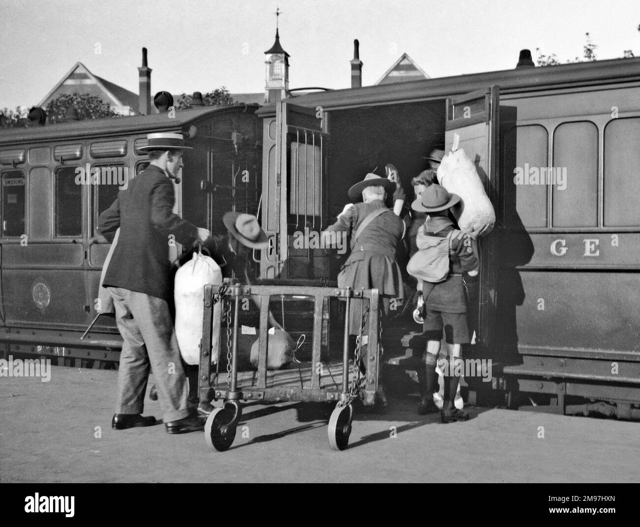 Des scouts et d'autres personnes qui embarque dans un train. Banque D'Images